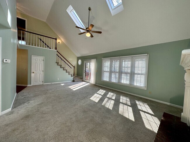 Foto del edificio - Spacious 4-Bedroom Home with Bonus Room & Exceptional Amenities