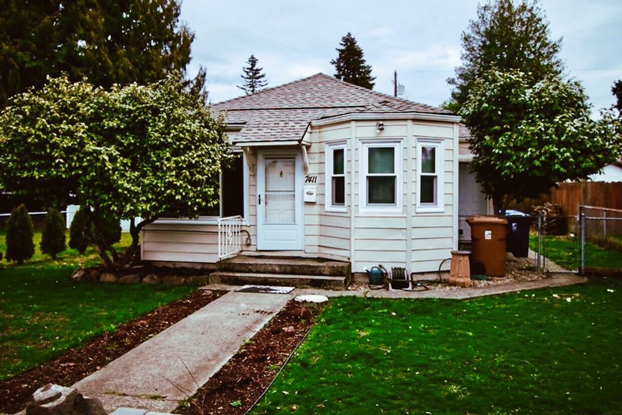 Foto principal - Check out this gorgeous 2 bed/1 bath home ...