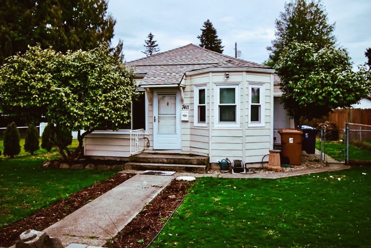 Primary Photo - Check out this gorgeous 2 bed/1 bath home ...