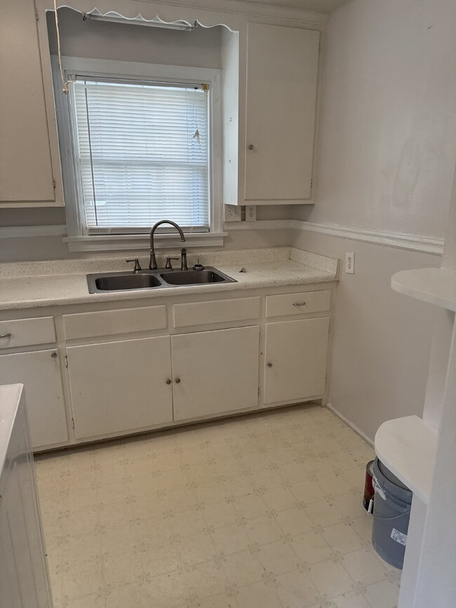 Building Photo - Adorable Home in quiet neighborhood!