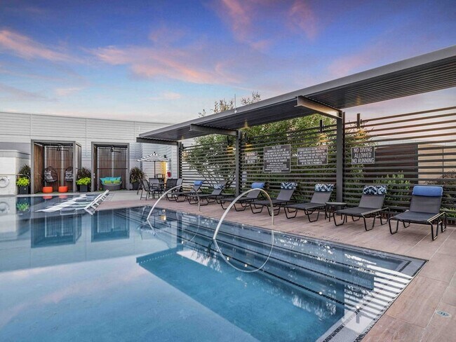 Piscina infinita en la azotea del edificio norte con salón al aire libre y cabañas - Bexley at Left Bank