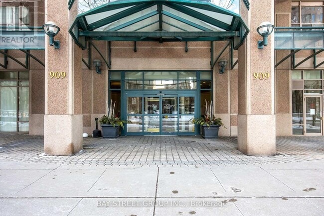 Building Photo - 909 Bay St.