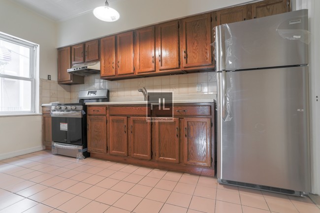 Building Photo - Newly Renovated 2 Bedroom Apartment