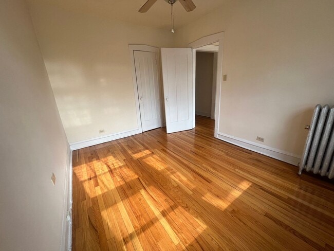 Building Photo - Huge One Bedroom in Irving Park