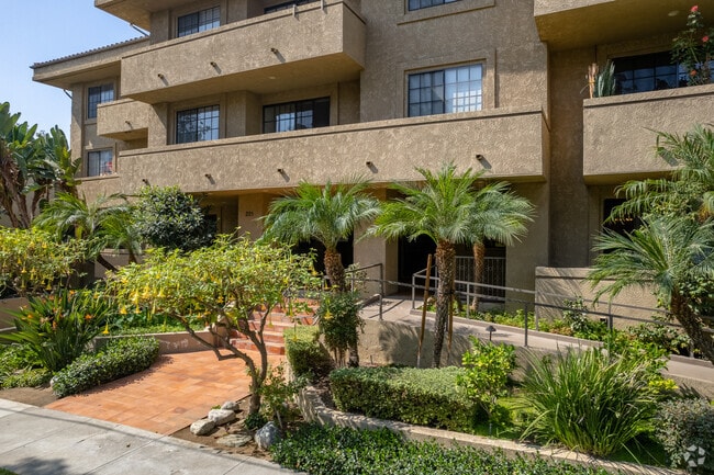 Building Photo - 221 S Oak Knoll Ave