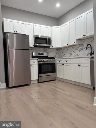Building Photo - 2840 W Girard Ave