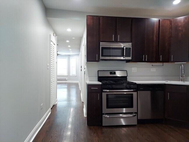 Building Photo - 2019 N Hoyne Ave