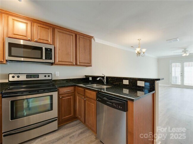 Building Photo - 1344 Green Oaks Ln