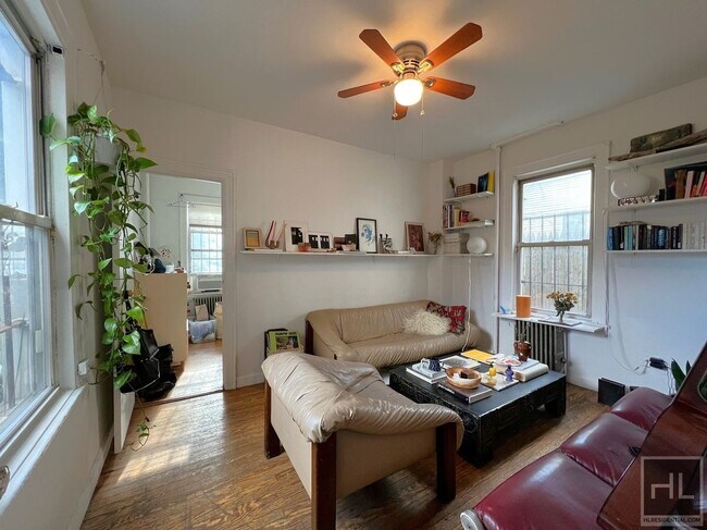 Building Photo - Lofty 2 bedroom/1 Bathroom apt w/Outdoor S...