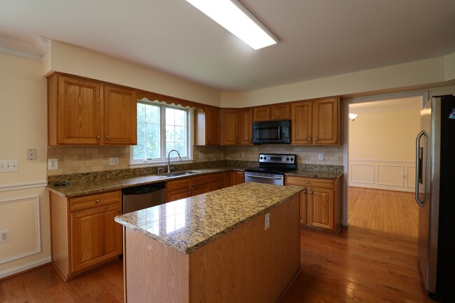 Foto del edificio - 5 BD + 3.5 Bath Bright & Beautiful Colonia...