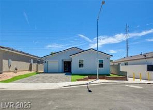 Building Photo - Beautiful 4 bedroom House