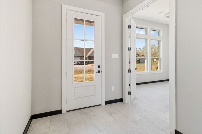 Building Photo - 208 Silverleaf Rd