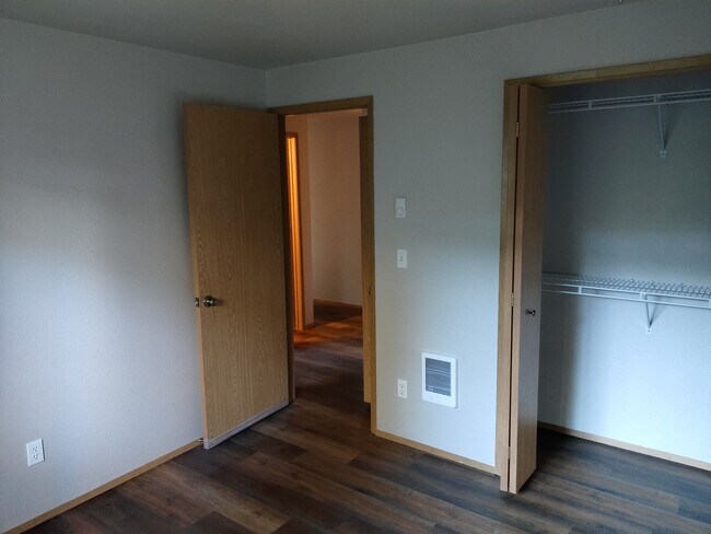 Building Photo - 723 Max Ct N