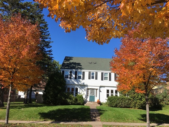 Building Photo - 2417 E 3rd St