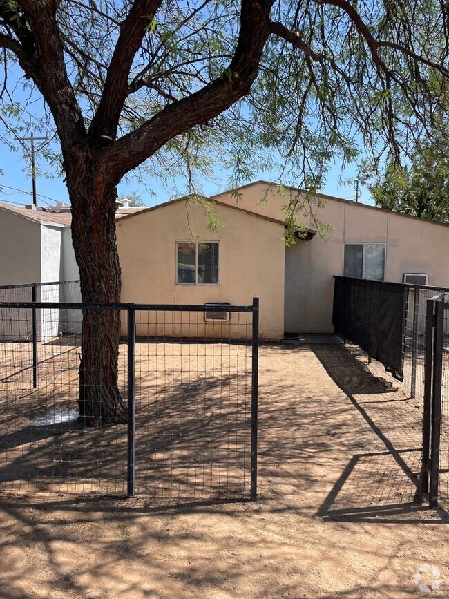 Building Photo - 2030 N Vine Ave