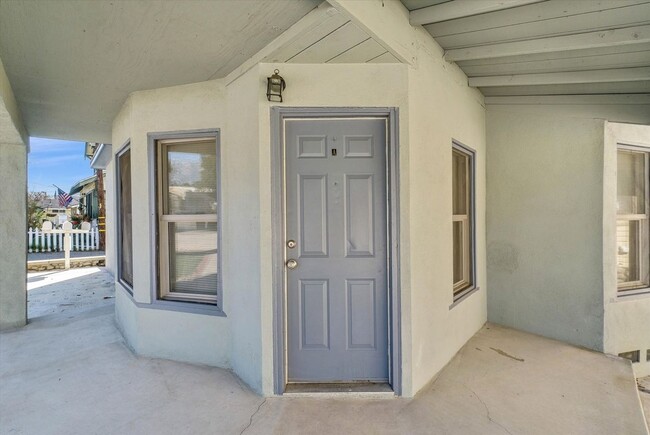 Building Photo - 442 E Arrow, B