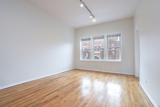 Foto del edificio - 2346 W Augusta Blvd