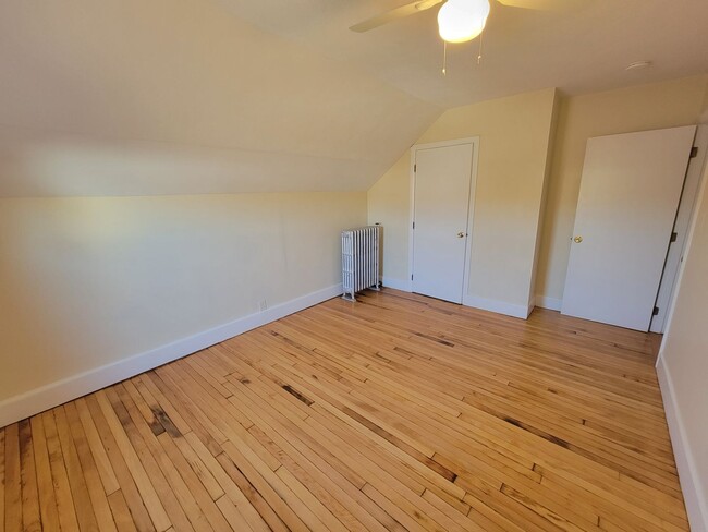 Building Photo - Spacious Single Family Home on Hyde Park A...