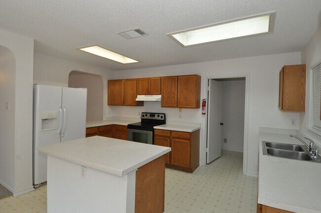 Foto del edificio - Available NOW! 4 bedrooms, one story, Grea...