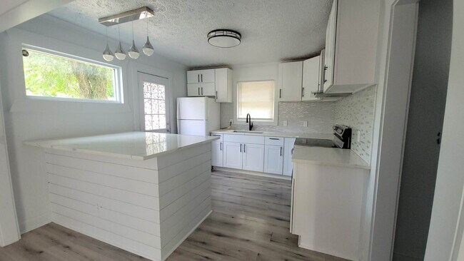 Building Photo - Charming 2-bedroom, 1-bath single-family home conveniently located in Nashville.