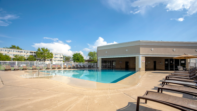 Outdoor Swimming Pool - Briarwood Terrace Apartments