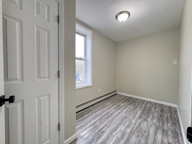 Foto del edificio - 114 Mallory Ave