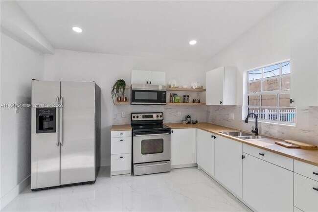 Building Photo - 6800 NW 5th Pl