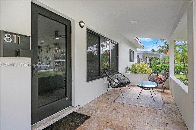 Foto del edificio - 811 NE 17th Ct