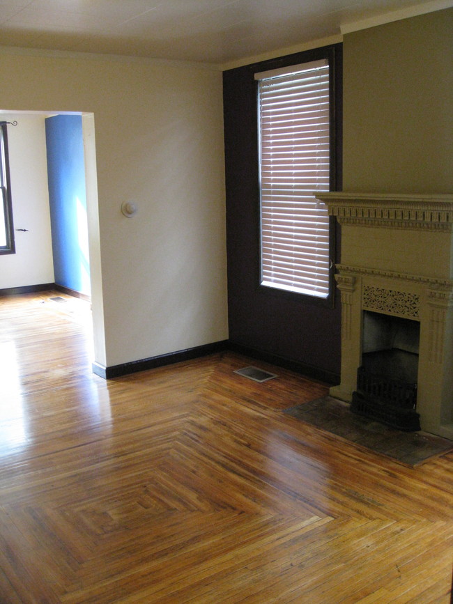 Dining room with fireplace - 509 Chestnut St