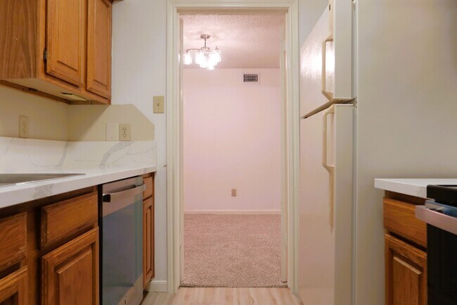 Foto del edificio - 1311 Antoine Dr