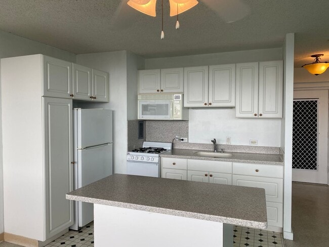 Building Photo - Punahou Gardens Penthouse House Studio - E...