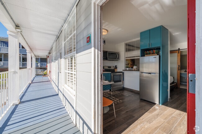 Building Photo - Swan Luxury Studio Apartments