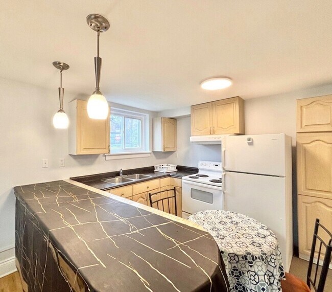 Photo du bâtiment - 2 BED - 1 BATH - OTTAWA - APARTMENT