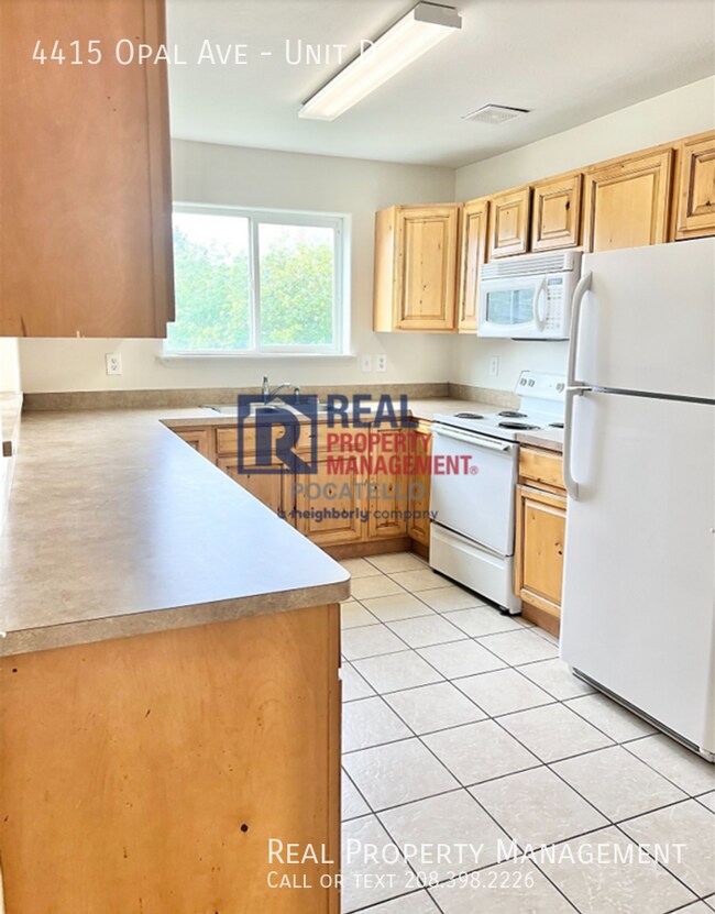 Building Photo - 3 Bedroom 2 bath apartment - Small dogs ne...