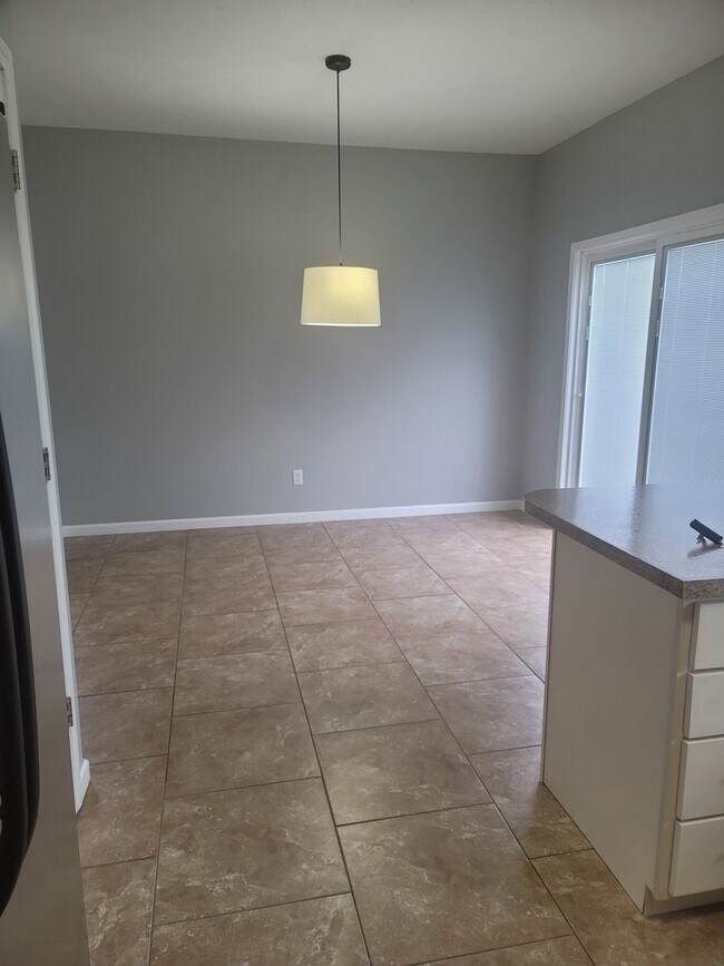 Building Photo - 404 Dalhlia Dr
