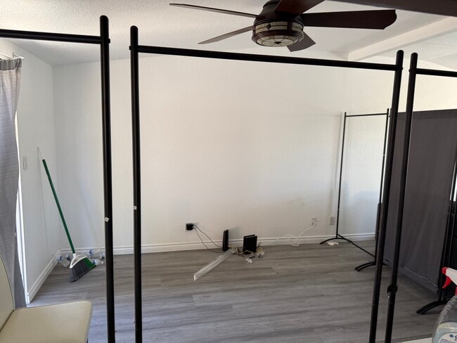 Foto del edificio - 2435 W Broadway