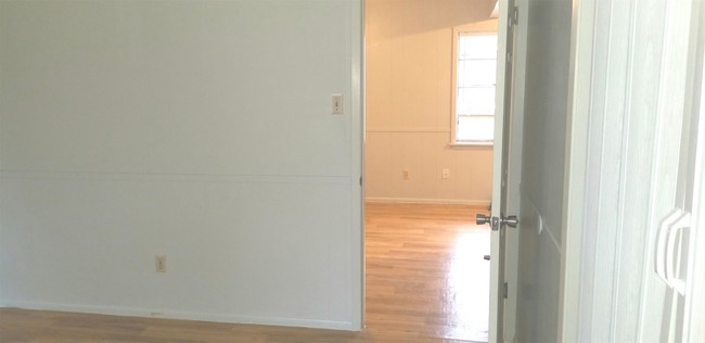 Building Photo - 2319 Banita St