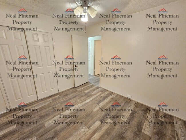 Foto del edificio - 3 Bed 1 Bath, Includes 2 Parking Stalls in...
