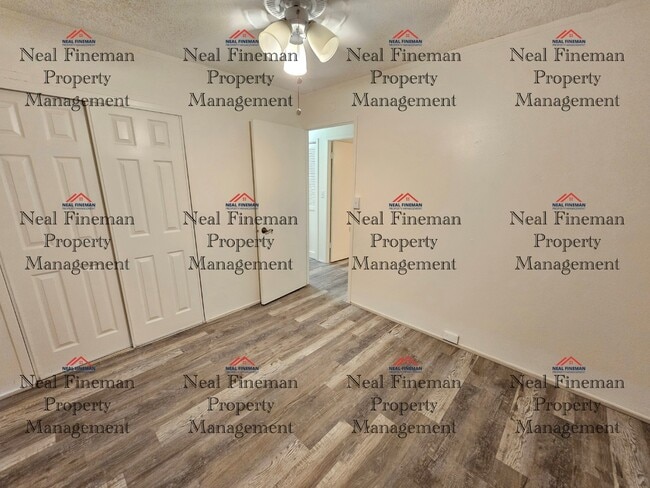 Building Photo - 3 Bed 1 Bath, Includes 2 Parking Stalls in...