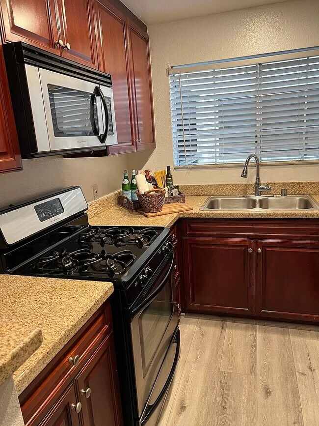 Foto del edificio - 21500 Burbank Blvd