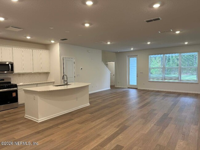 Building Photo - 403 Woods Ln