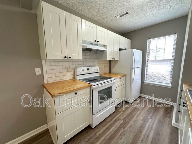 Building Photo - 401 Converse Ct