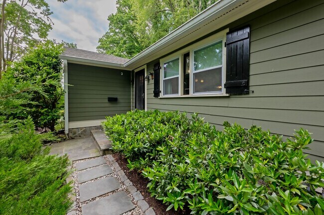Building Photo - Cozy Kensington Cottage!