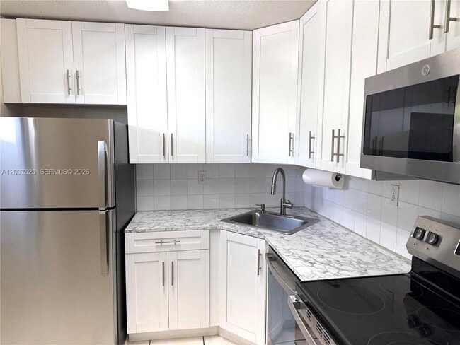 Building Photo - 9440 Fontainebleau Blvd