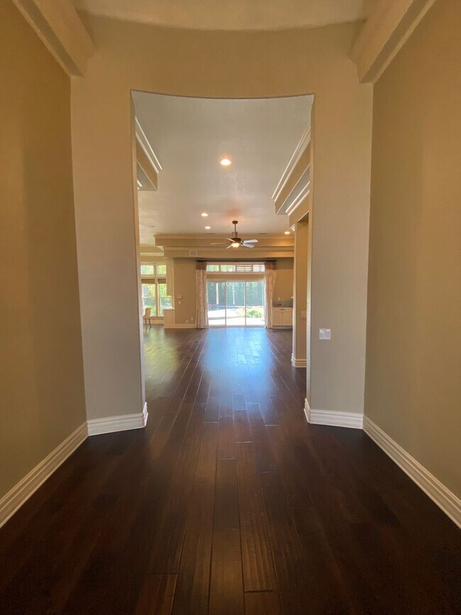 Foto del edificio - Stunning American River Canyon Custom Home