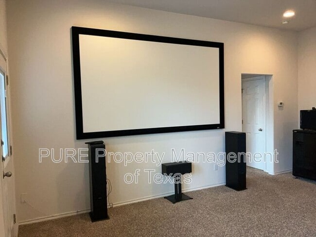 Building Photo - 2105 Town Centre Dr