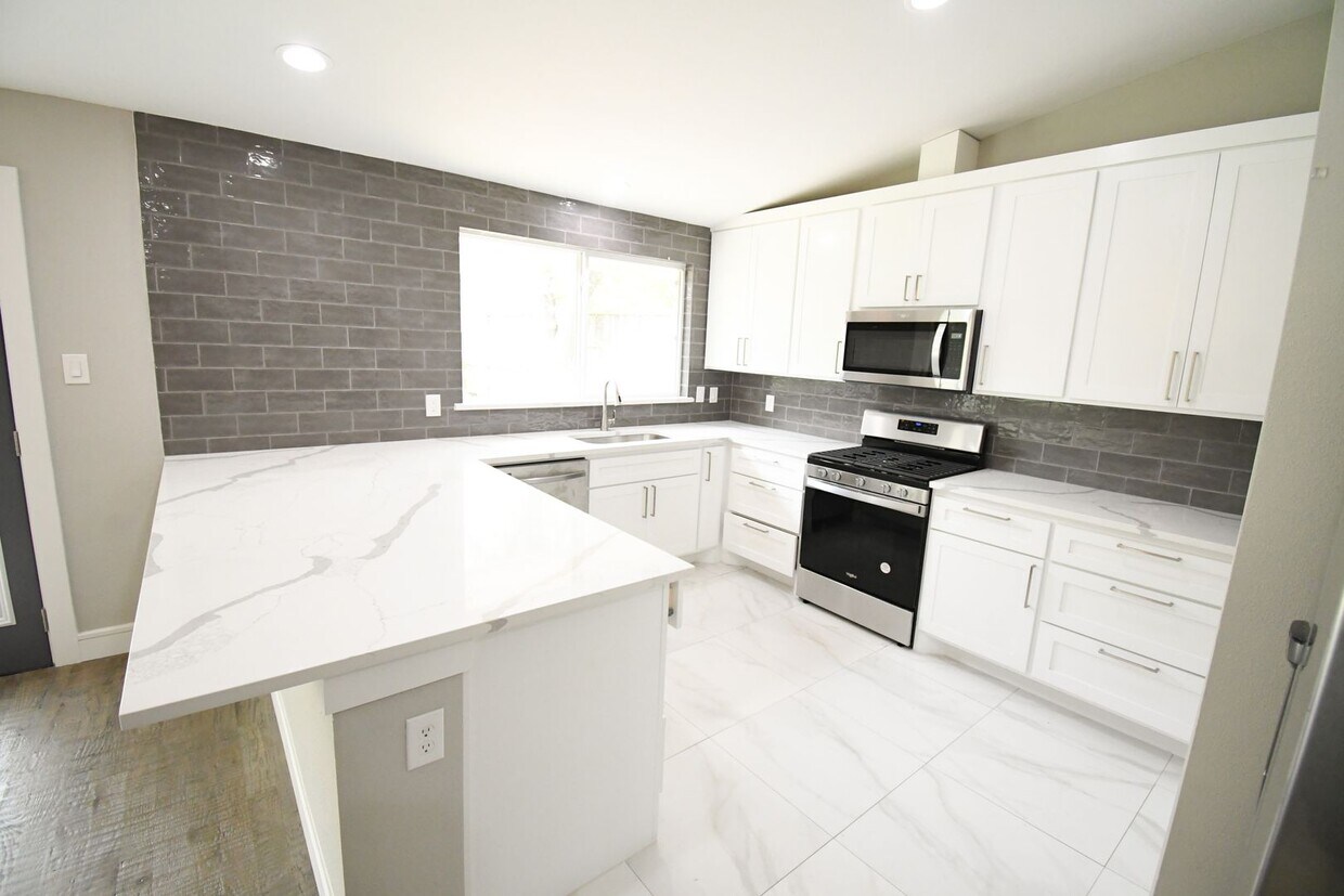 NEWLY REMODELED 4 bedroom - NEWLY REMODELED 4 bedroom