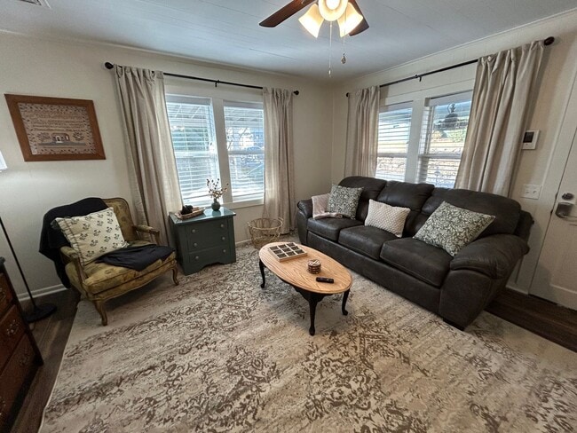 Foto del edificio - Furnished 2/2 House in Downtown Ellijay- $1,995