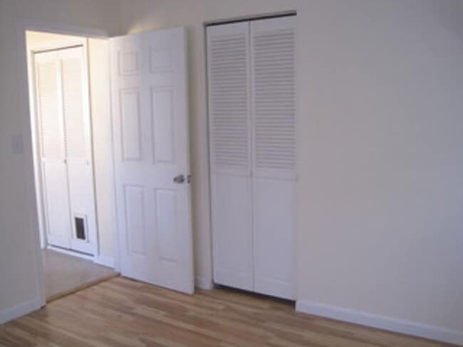 Building Photo - Cute cottage near Downtown Talent! | Available Now