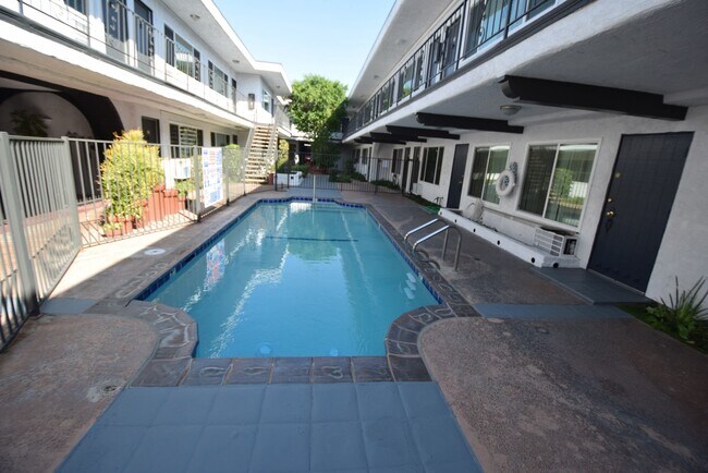 Foto del edificio - 14142 Victory Blvd
